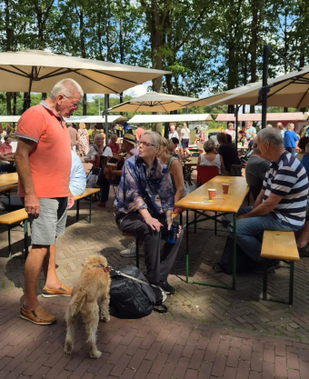 Het marktterras bij de Beestro  op de markt van Melk en Honing 2026